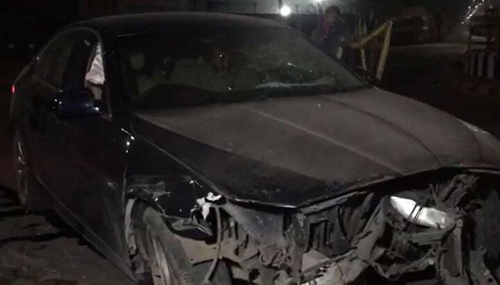 રાજકોટઃ રાજકોટમાં મંગળવારે મોડી રાત્રે લકઝ્યુરીયસ BMW કાર ચલાવી રહેલા ડોક્ટરે નશાની હાલતમાં બાઈકને ટક્કર મારીને બાઈક ચાલકને ઉડાવતાં તેનું મોત થયું છે. અકસ્માત કરનાર BMW કાર ચાલક ડોક્ટર લક્કીરાજ અકવાલિયાની પોલીસ દ્વારા અટકાયત કરવામાં આવી છે.