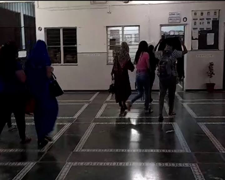 સુરતઃ સુરતમાં એન્ટિ હ્યુમન ટ્રાફિકિંગ સેલે વેસુ રોડ પર સ્પા પર રેડ કરી નાણાંના બદલામાં શારીરિક સંબંધો બાંધતી 12 યુવતી અને તેમની સાથે શરીર સુખ માણી રહેલા 12 યુવકો સહિત કુલ 13ની ધરપકડ કરી છે. રેડમાં મિઝોરમ, પશ્ચિમ બંગાળ અને મુંબઈની 12 યુવતીઓ સેક્સ વર્કર તરીકે કામ કરતી હોવાનું બહાર આવ્યું હતું.