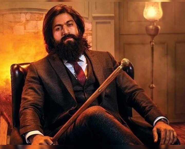 હાલમાં યશની ફિલ્મ KGF ચેપ્ટર-2ની રિલીઝ થવાની ફેન્સ આતુરતાથી રાહ જોઈ રહ્યાં છે. ફિલ્મ ટીઝર રિલીઝ થઈ ગયું છે. જેને જબરજસ્ત રિસ્પોન્સ મળી રહ્યો છે. એવામાં અનુમાન લગાવવામાં આવી રહ્યું છે કે, KGF ચેપ્ટર -2 પણ મોટો ધમાકો કરશે. (તસવીર-ઈન્સ્ટાગ્રામ)