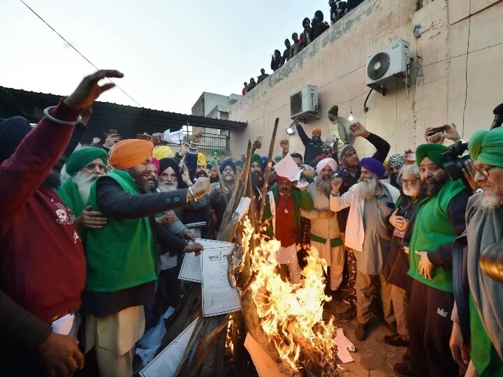 Farmers protesting at Singhu Border burn copies of the new agriculture laws celebrating lohri ખેડૂત આંદોલન: ખેડૂતોએ કૃષિ કાયદાઓની કોપીઓ સળગાવીને ઉજવ્યો લોહડીનો તહેવાર