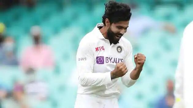 રવિન્દ્ર જાડેજા- ત્રીજી ટેસ્ટ મેચમાં જાડેજાએ શાનદાર પ્રદર્શન કરનાર ટીમ ઈન્ડિયાના સ્ટાર ઓલરાઉન્ડર રવિન્દ્ર જાડેજાના ડાબા અંગૂઠામાં ફ્રેક્ચરના કારણે બ્રિસબેનમાં 15 જાન્યુઆરીથી રમાનારી સીરિઝની અંતિમ ટેસ્ટમાંથી બહાર થઈ ગયો છે. રવિન્દ્ર જાડેજાના ડાબા હાથના અંગૂઠામાં ડિસ્લોકેશન અને ફ્રેક્ચર છે. તેના માટે બેટિંગ કરવું મુશ્કેલ રહેશે. ઓછામાં ઓછા બેથી ત્રણ અઠવાડિયા રમતથી દૂર રહેશે. તેથી તે અંતિમ ટેસ્ટમાંથી બહાર થઈ ગયો છે. ત્રીજી ટેસ્ટની પ્રથમ ઇનિંગમાં જાડેજાએ અણનમ 28 રન બનાવ્યા હતા. તેણે ઝડપથી રમતા 27 બોલમાં 5 ચોગ્ગા ફટકાર્યા હતા. જ્યારે પ્રથમ ઇનિંગમાં બોલિંગ કરતાં જાડેજાએ સૌથી વધારે ચાર વિકેટ લીધી હતી. તેણે પ્રથમ ઇનિંગમાં 18 ઓવરમાં 62 રન આપીને ચાર વિકેટ લીધી હતી.