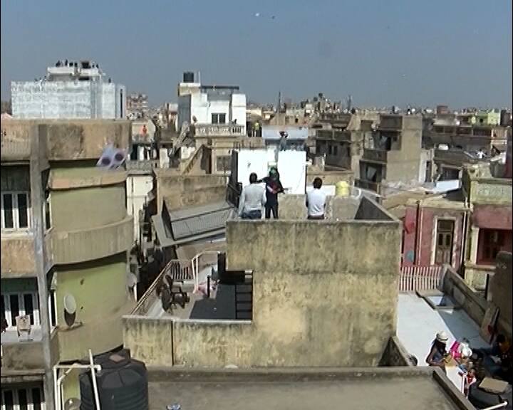 સુરતના અનેક ધાબા પર લોકો સવારથી જ ઉત્તરાયણની મોજ માણવા ઉમટી પડ્યા હતા.