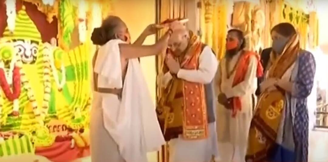 AHMEDABAD: Amit Shah offers prayers at Jagannath Temple with family અમદાવાદ: અમિત શાહે પરિવાર સાથે જગન્નાથ મંદિરના કર્યા દર્શન, ગજરાજ અને ગૌપૂજન કરી મહંતના મેળવ્યા આશીર્વાદ