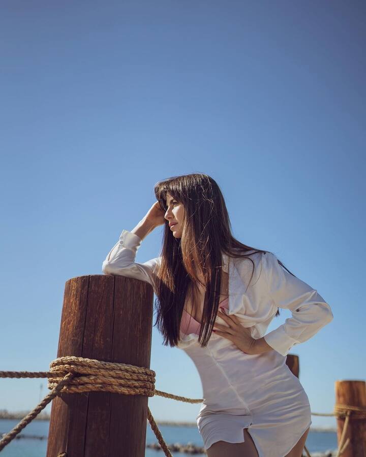 જૉર્જિયાએ પોતાની આ ગ્લેમરસ તસવીરોને પોતાના ઓફિશિયલ ઈન્સ્ટાગ્રામ એકાઉન્ટ પર શેર કરી છે. તેણે ફોટો શેર કરતા કેપ્શનમાં લખ્યું કે, ‘સમુદ્ર કિનારે તમને શોધી રહી છું.’