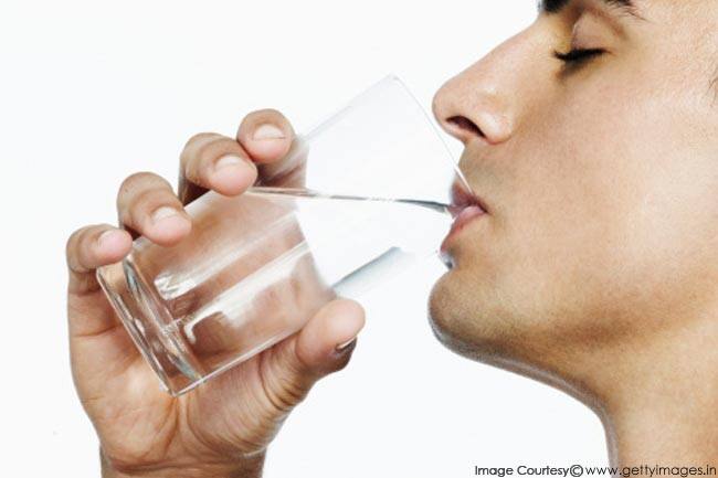 હેલ્ધ:ડાયાબિટીસ લિપિડ ડિસઓર્ડર  અને એન્ડ્રોફ્રિનોલોજીમાં કન્સલ્ટેન્ટ ડોક્ટર રાલ્ફ અબ્રાહમ Express.co.uk  સાથે વાતચીત કરતા જણાવ્યું કે, રાત્રે જો આપને વારંવાર રાત્રે  પેશાબ માટે ઉઠવું પડતું હોય, પ્રમાણમાં વધુ પડતી તરસ લાગતી હોય તો સાવધાન થઇ જવાની જરૂર છે. નિષ્ણાતના મુજબ આ  સમસ્યા બ્લડમાં ગ્લૂકોઝની માત્રા વધવાથી થાય છે. 