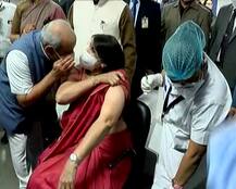 અમદાવાદમાં કોણે કોણે લીધી કોરોનાની રસી, જુઓ તસવીરો