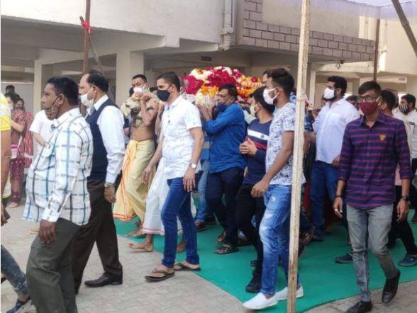 ટીમ ઈન્ડિયાના સ્ટાર ક્રિકેટર   હાર્દિક પંડ્યા અને કૃણાલ પંડ્યાના પિતા હિમાંશુ પંડ્યાનું 71 વર્ષની વયે હાર્ટઅટેકથી વડોદરામાં નિધન થયું હતું. પિતાના નિધનના સમાચાર બાદ બંને પુત્રો કૃણાલ-હાર્દિક પંડ્યા આવી પહોંચ્યા હતા. ત્યાર બાદ અંતિમયાત્રા કાઢવામાં આવી હતી.  