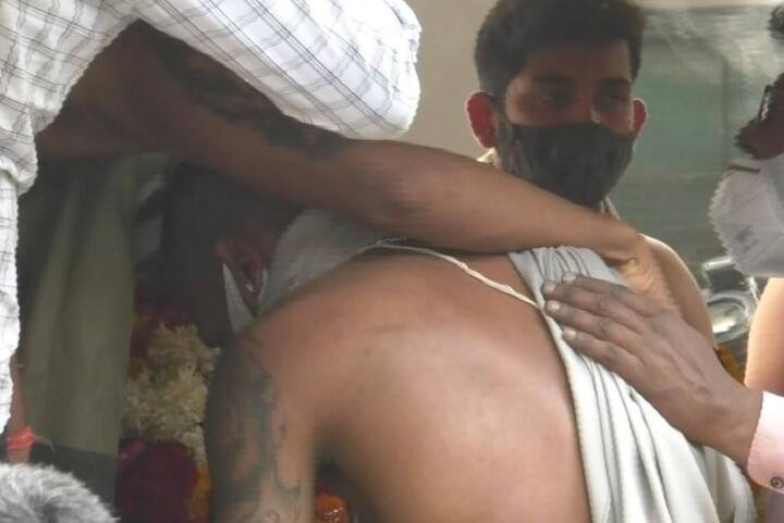 પિતાને અગ્નિદાહ આપતાં પહેલા પંડ્યા બંધુએ ધ્રુસકે ધ્રુસકે રડી પડ્યા હતા. હાર્દિકના પિતા હિમાંશુ પંડ્યા સુરતમાં ફાઇનાન્સનો વેપાર કરતા હતા. જોકે થોડા સમય બાદ 1998માં તેમના પિતા વેપાર બંધ કરીને વડોદરા જવા મજબૂર થયા હતા. એ સમયે હાર્દિક પંડ્યા માત્ર પાંચ વર્ષનો હતો. વડોદરામાં પરિવાર ભાડાના મકાનમાં રહેતો હતો.