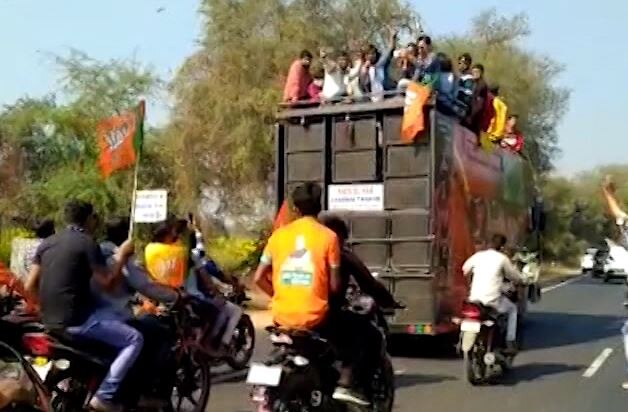 social distance rules Violation By BJP in Patan ભાજપના નેતાને આવકારવા સોશિયલ ડિસ્ટન્સિંગના નિયમોના ધજાગરા, મંજૂરી ન હોવા છતા ડિ.જે સાથે રેલી