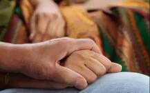 રાજકોટઃ 60 વર્ષના વૃધ્ધ કોલેજીયન યુવતી સાથે માણી રહ્યા હતા શરીર સુખ ને પોલીસે ખટખટાવ્યો દરવાજો.....