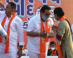 C.R. પાટીલને કાર્યકર યુવતીએ સ્ટેજ પર આવીને કાનમાં શું કહ્યું કે પાટીલે ભાજપના હોદ્દેદારોને કરી ટકોર ?