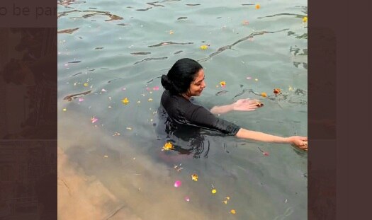Pics: Actress kavita kaushik reached haridwar kumbh and Ganga river ફિલ્મોમાં બૉલ્ડ અવતારમાં દેખાતી આ એક્ટ્રેસ પતિને લઇને પહોંચી હરિદ્વાર, ગંગામાં ડુબકી લગાવતી તસવીરો વાયરલ