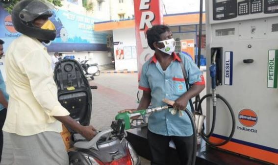 Petroleum minister said hike in fuel prices due to lower production due to covid 19 જાણો પેટ્રોલ-ડીઝલ કેમ દિવસેને દિવસે થઈ રહ્યું છે મોંઘું ? સરકારે આપ્યો આ જવાબ