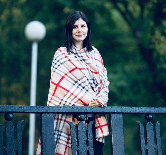 લગ્ન જેવા પવિત્ર બંધન બાદ પતિ-પત્ની સાત જન્મ સુધી એકબીજા સાથે રહેવા માંગે છે. પરંતુ કેટલાક મામલા અલગ હોય છે. કેટલાક લગ્નો એવા હોય છે જેમાં લગ્ન તૂટ્યા બાદ ચર્ચાનો વિષય બને છે. તાજેતરમાં સોશિયલ મીડિયા સ્ટારે પતિને છૂટાછેડા આપ્યા હતા અને તેના થોડા દિવસો બાદ સાવકા પુત્ર સાથે લગ્ન કરવાનો ફેંસલો કર્યો હતો.