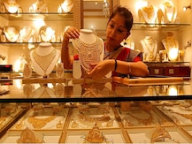 Gold Price Today: આજે સોનાના ભાવમાં થયો ઘટાડો, ચાંદીમાં ચમકારો, જાણો લેટેસ્ટ ભાવ