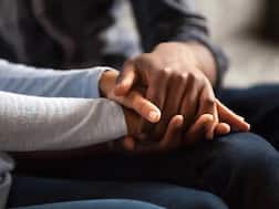 રાજકોટઃ રૂમમાં યુવક યુવતી સાથે માણી રહ્યો હતો શરીરસુખ ને અચાનક......