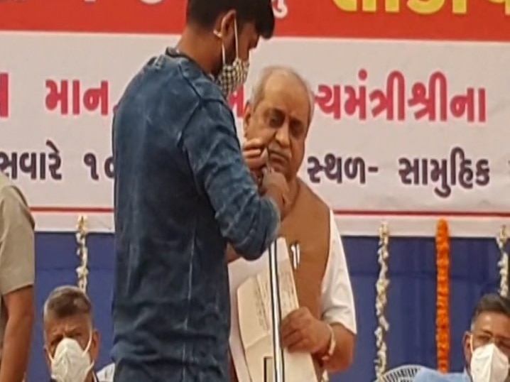 Deputy CM Nitin Patel hummer after mike fold during speech at Kalol hospital launching   નીતિન પટેલે કહ્યુઃ અહીં આવું જ થવાનું, બગડેલા માઈક જેવા જે આવવાના એ સાજા થઈ જવાના, બધું ફટાફટ થવાનું.........