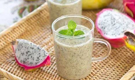 ડ્રેગન ફળમાં જોવા મળતા નાના કાળા દાણાઓ ઓમેગા -3 અને ઓમેગા -9 ફેટી એસિડ્સના સારા સ્રોત છે, જે હૃદયને સ્વસ્થ રાખવામાં મદદરૂપ થઈ શકે છે. ડ્રેગન ફ્રૂટ ટોટલ કોલેસ્ટરોલ, ટ્રાઇગ્લિસરાઇડ અને નીચા ઘનતાવાળા લિપોપ્રોટીન કોલેસ્ટ્રોલને ઘટાડી શકે છે. તો, તે સારા કોલેસ્ટરોલને વધારવામાં પણ મદદ કરી શકે છે.