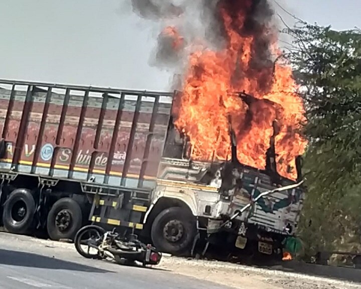 Bike and truck accident in Kutch, two dead on the spot ભુજઃ અકસ્માત પછી ટ્રકમાં ફાટી નીકળી ભીષણ આગ, બાઇક પર જઈ રહેલા બેનાં ઘટનાસ્થળે જ મોત