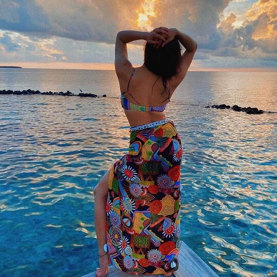 નોંધનીય છે કે એક્ટ્રેસ સારા અલી ખાને વર્ષ 2018માં કેદારનાથ ફિલ્મથી બૉલીવુડમાં ડેબ્યૂ કર્યુ હતુ. આ પછી રણવીર સિંહની સાથે સિમ્બા સાથે કામ કર્યુ હતુ. હવે ફિલ્મ અતરંગી રેમાં સારા અક્ષય કુમાર સાથે દેખાશે.