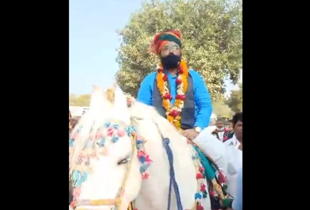 ભાજપના આ ધારાસભ્યએ ફરી ઉડાડ્યા સોશિયલ ડિસ્ટન્સના ધજાગરા, ઘોડા પર સવાર થયા This BJP MLA did not follow the social distance again ભાજપના આ ધારાસભ્યએ ફરી ઉડાડ્યા સોશિયલ ડિસ્ટન્સના ધજાગરા, ઘોડા પર સવાર થયા