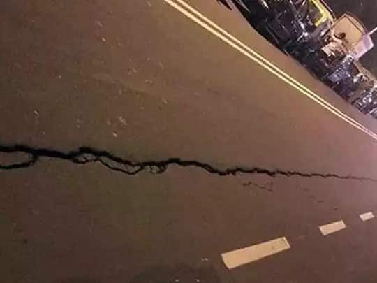 શિવમોગાનો આ બ્લાસ્ટ એટલો ભયંકર હતો કે આની ભયાનકતા આની તસવીરો જોઇને જાણી શકાય છે. આ દૂર્ઘટનાની તસવીરો સામે આવી છે, આ તસવીરોમાં કેટલીક ઇમારતોના કાંચ તટી ગયેલા દેખાઇ રહ્યાં છે, તો વળી ક્યાંક જમીન ફાટી છે, રસ્તાંઓ પર તિરાડ દેખાઇ રહી છે. બ્લાસ્ટથી કેટલીક ઇમારતોની છત પણ તુટી ગઇ છે. 