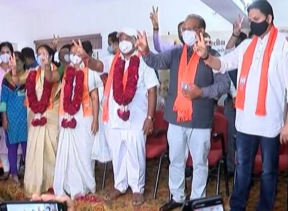 વડોદરા: કોર્પોરેશનની ચૂંટણી પહેલા RSP પ્રદેશ પ્રમુખ સહિત 3 પૂર્વ કોર્પોરેટર જોડાયા ભાજપમાં વડોદરા: કોર્પોરેશનની ચૂંટણી પહેલા RSP પ્રદેશ પ્રમુખ સહિત 3 પૂર્વ કોર્પોરેટર જોડાયા ભાજપમાં