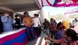 રાજકોટઃ મહિલાઓએ કયા મુદ્દે મંત્રી કુંવરજી બાવળીયાનો ઉધડો લેતા ચાલતી પકડી? જુઓ તસવીરો