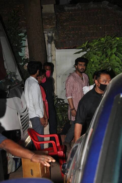 આ દરમિયાન  બન્નેમાંથી કોઇપણ પેપ્સને પૉઝ ન હતા આપી રહ્યાં, જોકે હંમેશા આ કપલ સ્માઇલ કરીને પૉઝ આપે છે.  (Photo Credit: Manav Manglani)