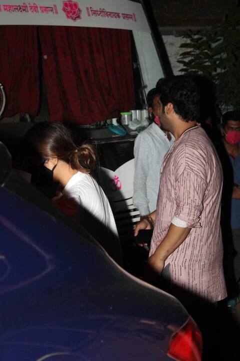 તસવીરોમાં તમે જોઇ શકો છો કે બન્ને કેઝ્યૂઅલી લૂકમાં દેખાઇ રહ્યાં છે. (Photo Credit: Manav Manglani)