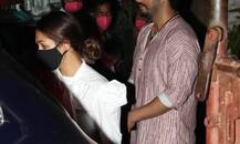 પ્રેમીની યાદ આવતા અડધી રાત્રે શૂટિંગના સેટ પર બૉયફ્રેન્ડને મળવા પહોંચી આ હૉટ એક્ટ્રેસ, ચહેરા પર તણાવ અને કેઝ્યૂઅલ લૂકની તસવીરો વાયરલ