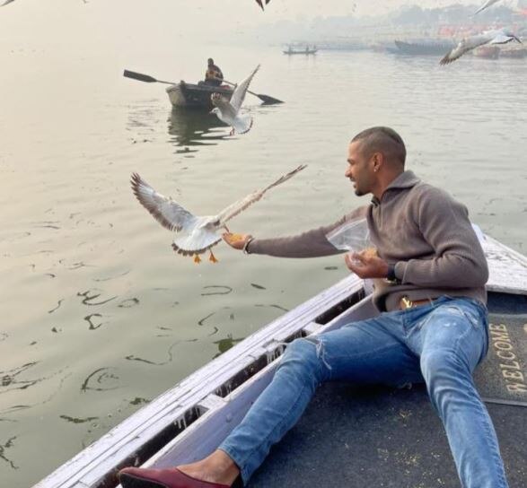 shikhar dhawan gets in trouble after feeding birds in varanasi વારાણસી: પક્ષીઓને દાણા ખવડાવીને વિવાદમાં ફસાયો શિખર ધવન, થઈ શકે છે કાર્યવાહી