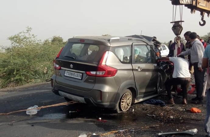 Accident between truck and car on Bhavnagar-Ahmedabad highway, 2 killed ભાવનગર-અમદાવાદ હાઇવે પર ટ્રક અને કાર વચ્ચે ગમખ્વાર અકસ્માત, 2 લોકોનાં મોત, મૃતદેહને ક્રેઇનની મદદથી બહાર કાઢ્યા