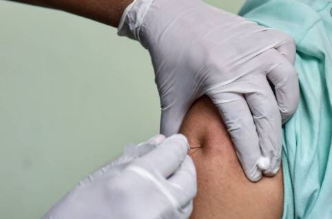 Coronavirus Vaccination: A female health care worker who was vaccinated on January 19 expired today  દેશના આ રાજ્યમાં કોરોના રસી લીધાના 5 દિવસ બાદ મહિલા સ્વાસ્થ્યકર્મીનું થયું મોત, જાણો વિગત