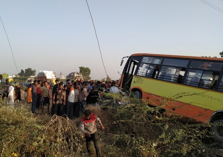 4 died in ST bus and car accident on Ahmedabad Kutch highway  અમદાવાદ કચ્છ હાઈવે પર કાર-એસ.ટી. બસ વચ્ચે સર્જાયો ગમખ્વાર અકસ્માત, 4 લોકોના મોતથી અરેરાટી