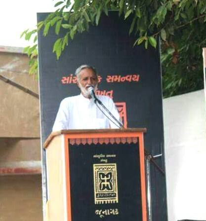 કવિ દાદને એવોર્ડથી સન્માન પદ્મશ્રી પહેલા જ કવિ દાદને ગુજરાત ગૌરવ અને ઝવેરચંદ મેઘાણી એવોર્ડ એનાયત કરાયો હતો. તેમની રચનામાં માટીની મહેક છે તો ગુજરાતની પરંપરાની ઝલક છે તેથી દરેક રચના સૌ કોઇને એટલી જ પોતીકી લાગે છે.