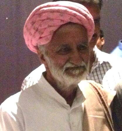 ગુજરાતી સાહિત્યને તેમના શબ્દોથી અજવાળનાર કવિ દાદુદાન ગઢવી દાદ નામથી વધુ ઓળખાય છે. ગરવા ગિરનારના આ કવિને પદ્મશ્રી સન્માનથી સન્માનિત કરાશે. કવિ દાદ મૂળ ઇશ્વરિયાના છે. 82 વર્ષિય કવિ દાદને પદ્મશ્રી પુરસ્કારથી સન્માનિત કરાશે. કવિ દાદને આ સન્માન મળતા ચારણ સમાજ અને ગુજરાતનું ગૌરવ વધ્યું છે.