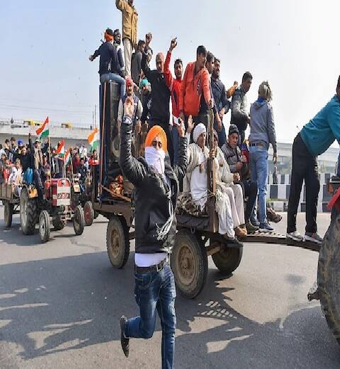  રાષ્ટ્રીય રાજધાનીની સીમા પર  ટ્રેક્ટરનો જમાવડો જોવા મળ્યો. ટ્રેક્ટરમાં સવાર પુરૂષ અને મહિલાઓ ઢોલની થાપ પર નાચી રહ્યાં હતા. 