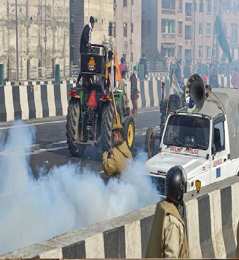 બેકાબૂ હાલત પર નિયંત્રણ મેળવવા માટે પોલીસે ટીયર ગેસના સેલ છોડ્યા હતા. તો પોલીસે લાઠીચાર્જ પણ કર્યો હતો. 