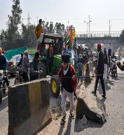 ખેડૂતોએ ટ્રેક્ટરને ડિવાઇડર પર ચઢાવી દીધા હતા અને રસ્તા પરના ડિવાઇડર તૂટી ગયા છે. 