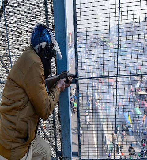  ખેડૂતો દ્રારા સર્જાયેલા તણાવપૂર્ણ માહોલને કાબૂમાં કરવા માટે પોલીસ સતત સંઘર્ષ કરી રહી છે. ખેડૂતની દરેક પ્રવૃતી પર પોલીસ નજર રાખી રહી છે. 