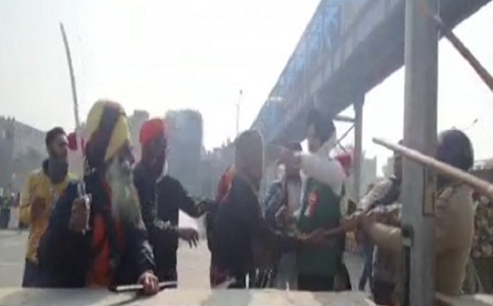 Farmers protest in Delhi : Sikh protester run behind police with sword  દિલ્લીમાં લાલ કિલ્લા પર ખેડૂતે ફરકાવ્યો સંગઠનનો ઝંડો, સીખ દેખાવકાર તલવાર લઈને પોલીસને મારવા દોડ્યો.....