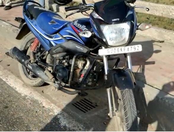 વડોદારા બાયપાસ પાસે ટેન્કર અને બાઇક વચ્ચે અકસ્માતમાં દંપતી સહિત બાળકનું મોત, બાઇક પર સવાર લોકોની સંખ્યા જાણી ચોંકી જશો