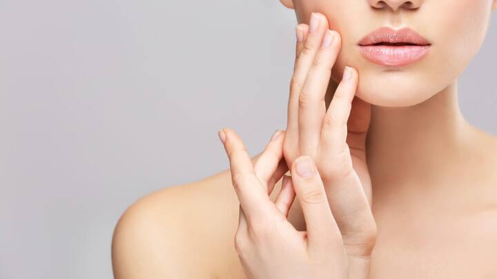  ત્વચા માટે ઉત્તમ મગફળી:  મગફળી ત્વચાની કેટલીક સમસ્યાને દૂર કરે છે. ત્વચાની લાલશ, સોજો દૂર કરે છે. મગફળીમાં ફાઇબર ભરપૂર પ્રમાણમાં હોય છે. જે સ્કિનની ડલનેસ દૂર કરીને સ્કિનને સ્વસ્થ અને તારોતાજા રાખે છે. 