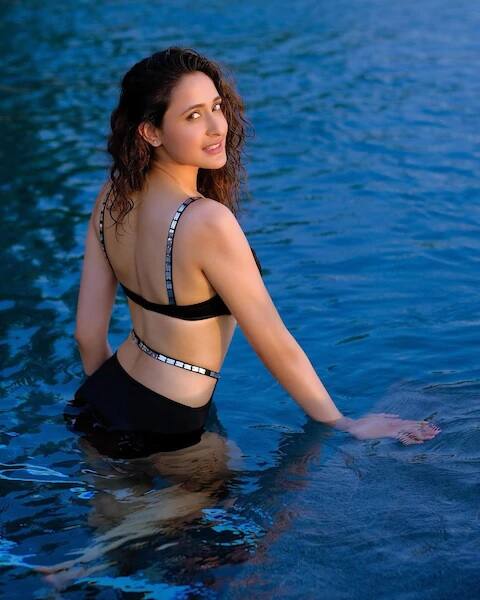 આ ફિલ્મમાં સલમાન પોલીસની ભૂમિકામાં નજર આવશે. જ્યારે આયુષ શર્મા એક ગેંગસ્ટરની ભૂમિકામાં છે. (PHOTOS- Pragya jaishwal instagram)