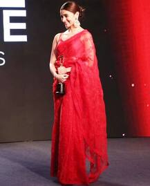 લાલ કલરની સાડીમાં આ બોલીવૂડ અભિનેત્રીઓએ બતાવ્યો ગ્લેમરસ અંદાજ, જુઓ તસવીરો