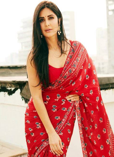 લાખો દિલોની ધડકન કેટરિના કૈફ પણ જ્યારે લાલ સાડી પહેરે છે ત્યારે ખૂબ જ સુંદર લાગે છે. કેટરીના આ લુકમાં ખૂબ જ સુંદર લાગી રહી છે.