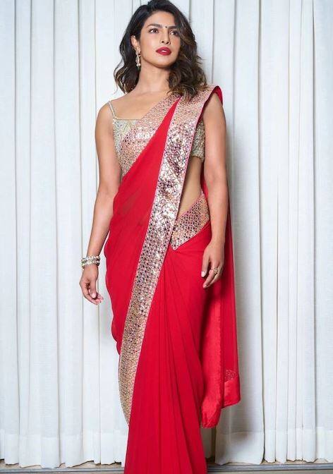 પ્રિયંકા ચોપરા પણ ઘણી વખત લાલ કલરની સાડીમાં જોવા મળી છે. લાલ રંગમાં પ્રિયંકા ખૂબ જ સુંદર લાગે છે.