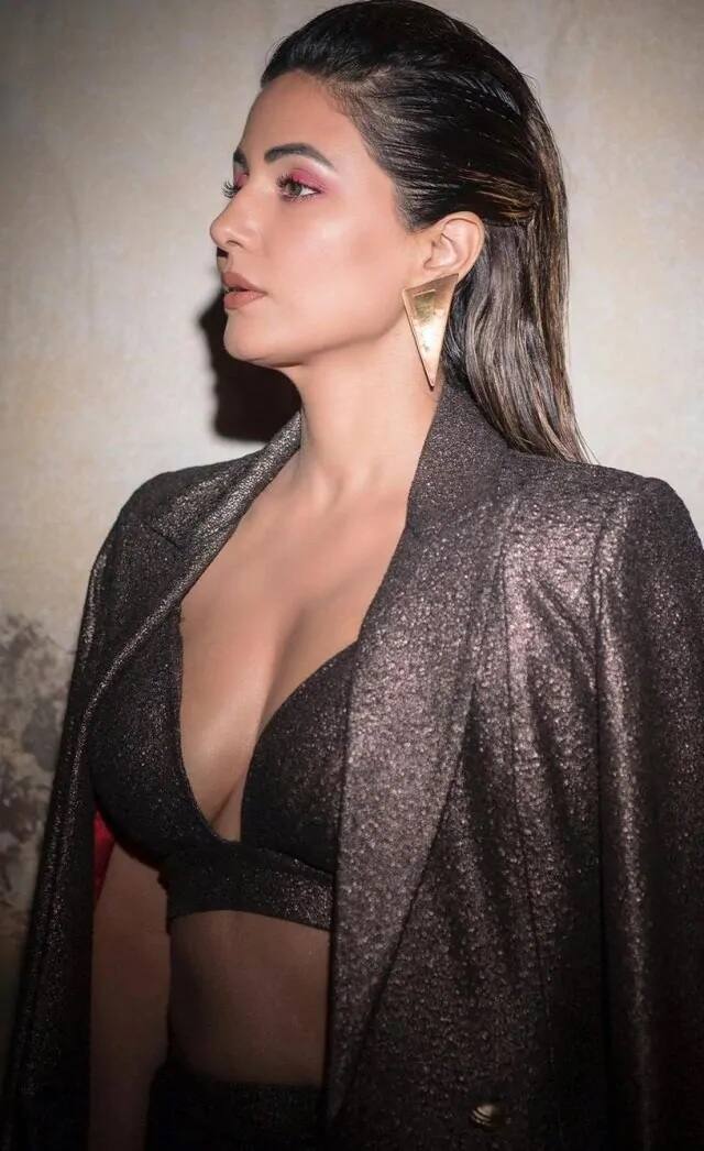  હિના ખાન સોશિયલ મીડિયા પર ક્યારેક પોતાના ટ્રેડિશનલ લૂક, ક્યારેક ગ્લેમરસ અંદાજ તો ક્યારેક બોલ્ડ અવતારને ચર્ચામાં રહે છે. (Photo- hina khan Instagram)