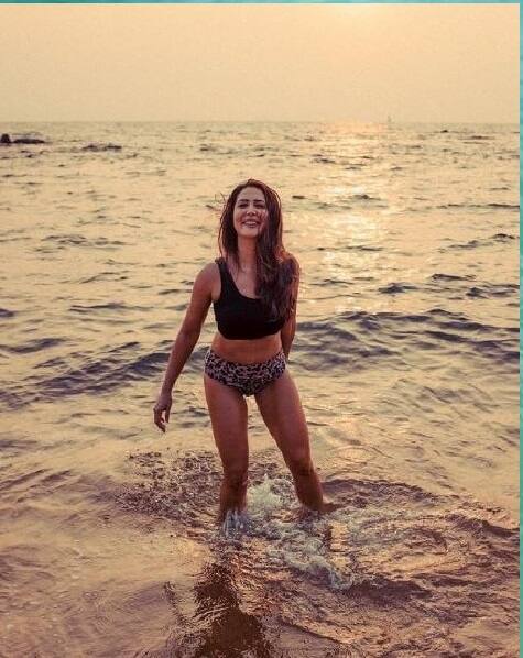 કિમ આ તસવીરમાં બોય શોર્ટસ બોટમ અને બ્લેક ટોપમાં સ્ટાઇલિશ લૂક આપી રહી છે. 